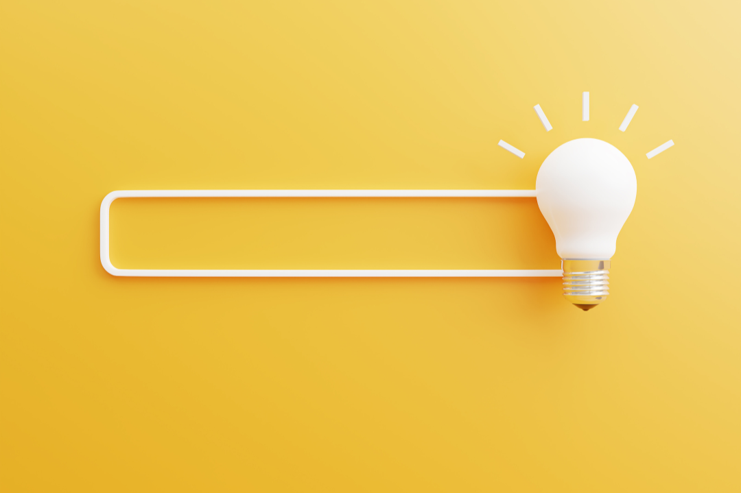 Immagine di una lampadina per rappresentare l’intento di ricerca, fondamentale per capire e rispondere alle richieste degli utenti sui motori di ricerca