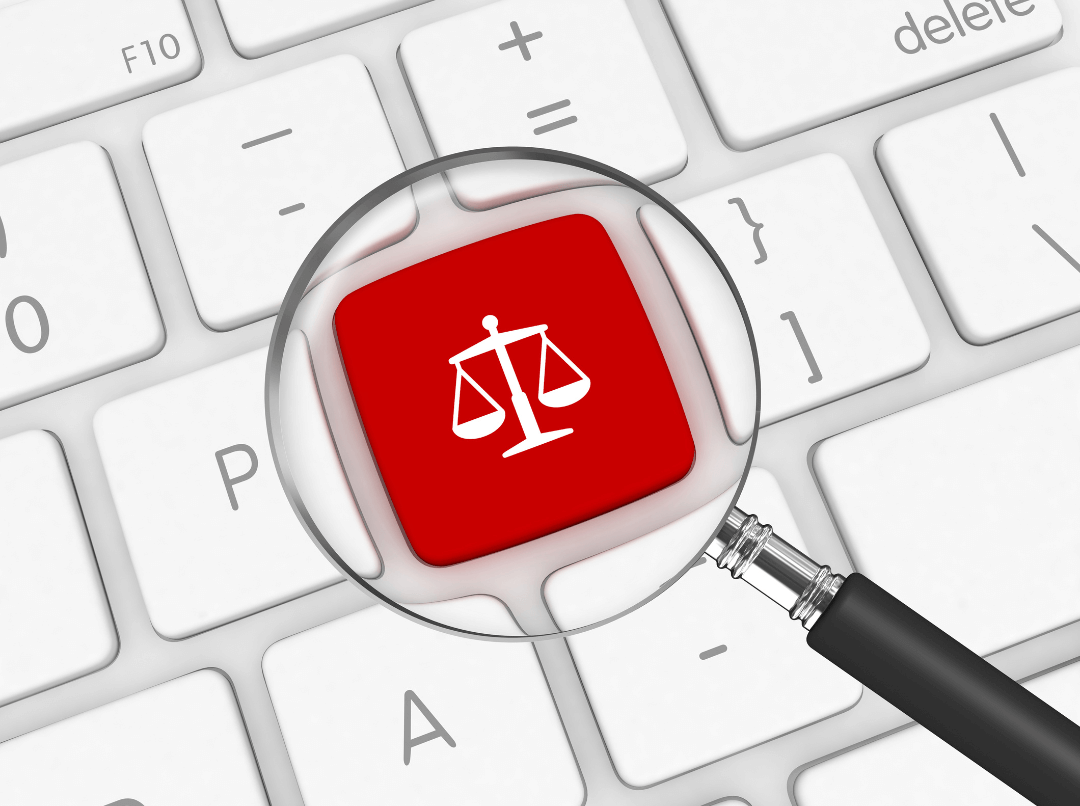 Immagine lente di ingrandimento su simbolo della giustizia rappresentato da una bilancia per sottolineare l'importanza anche legale dell'accessibility act